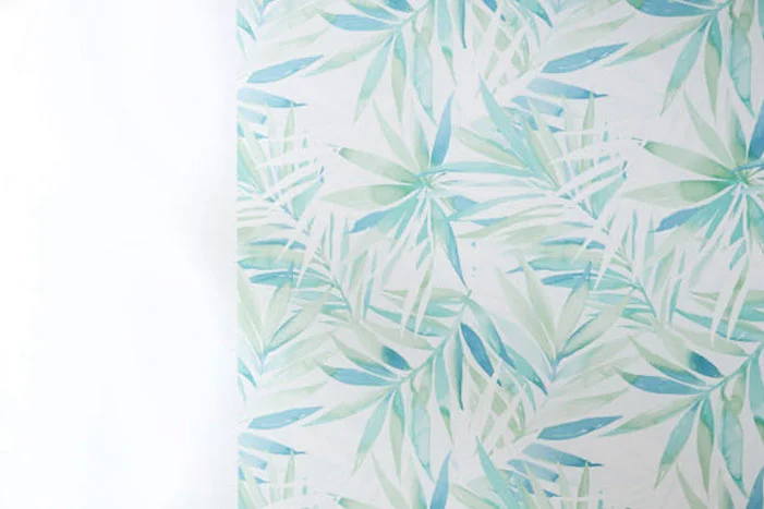 Muster aus blauen und grünen Blättern